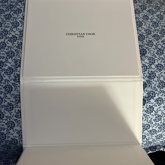 ⭐️C Dior travel pouch and mirror with gift box. - Picture 12 of 17